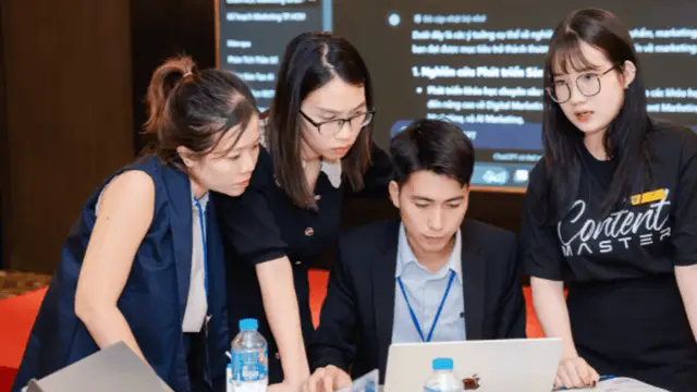 Lê Duy Hiệp hướng dẫn học viên thực hành