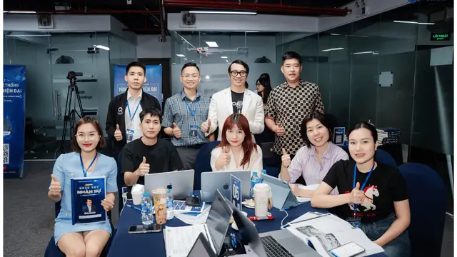 Lê Duy Hiệp cùng các học viên trong lớp học quản trị