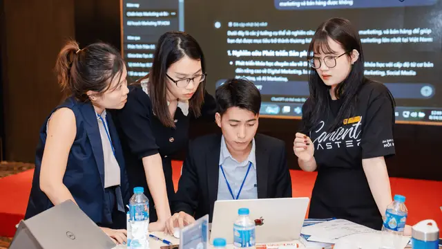 Học viên cùng Lê Duy Hiệp xử lý bài tập thực tế