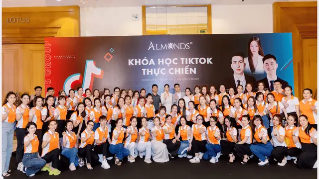 Học viên Khoá học TikTok Thực Chiến chụp ảnh lưu niệm cùng Lê Duy Hiệp