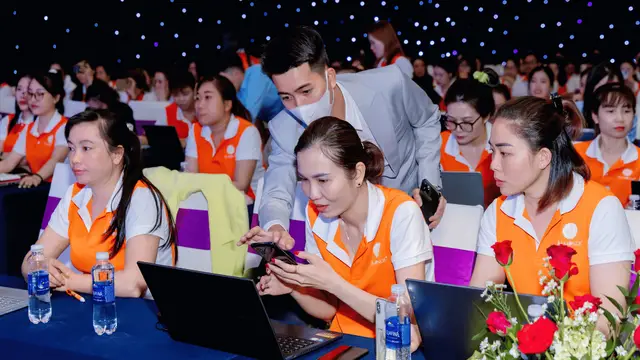 Học viên thực hành TikTok Shop trong lớp học