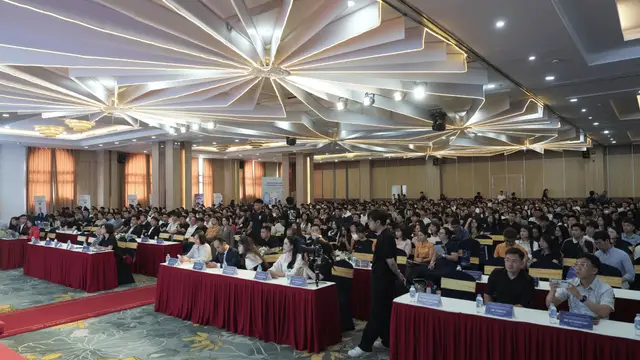 Hội thảo kinh doanh online với hàng trăm người tham dự