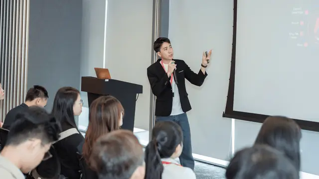 Lê Duy Hiệp giảng dạy tại phòng hội thảo