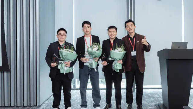 Lê Duy Hiệp cùng các diễn giả nhận hoa tri ân