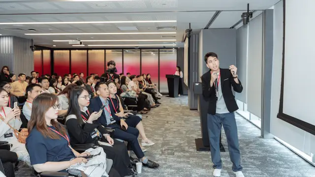Lê Duy Hiệp chia sẻ kinh nghiệm trước khán giả tại workshop