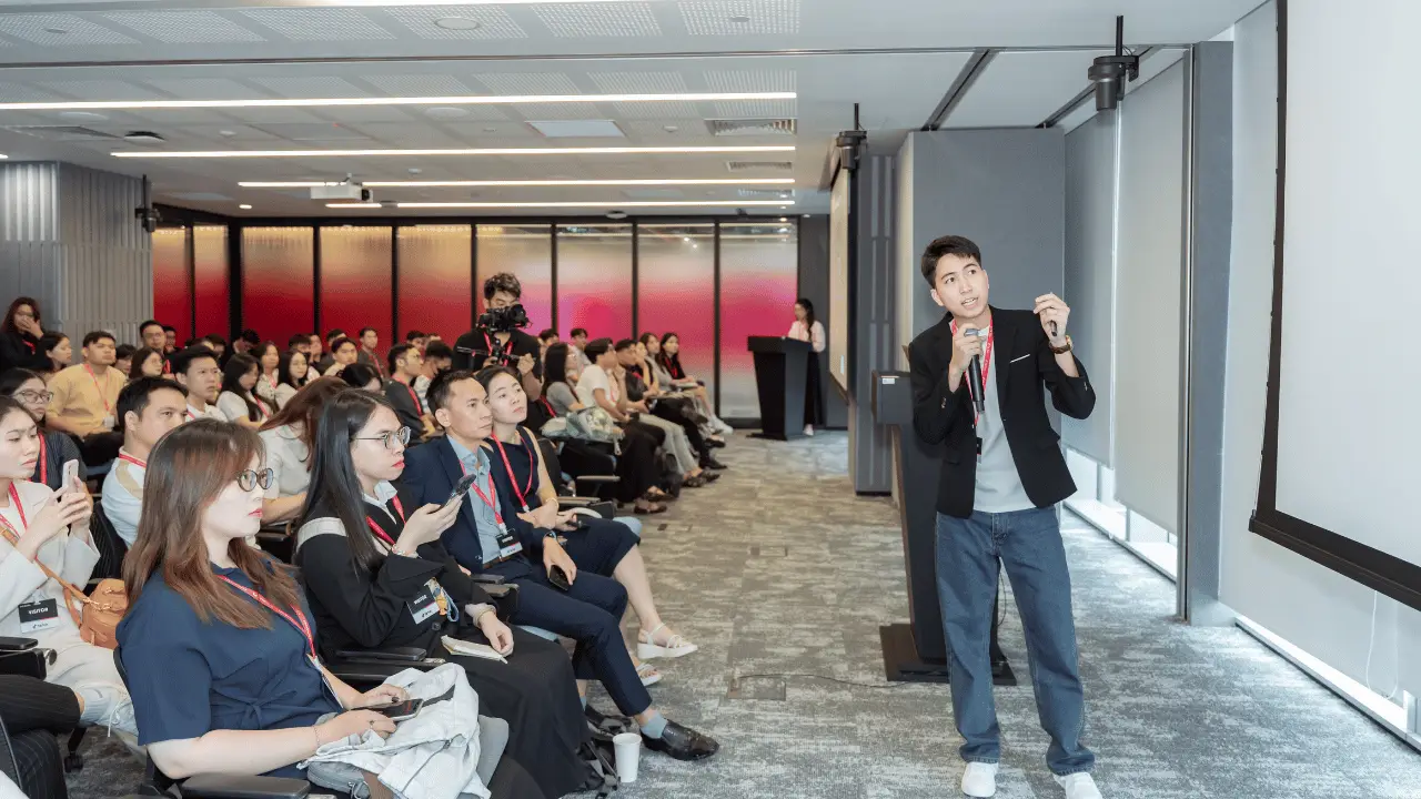 Lê Duy Hiệp chia sẻ kinh nghiệm trước khán giả tại workshop